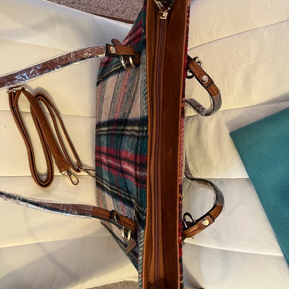 Jen &Co Tartan NWT Vegan Leather Trim Zippered Tote/ with cross body strap 17x13 - Picture 8 of 9
